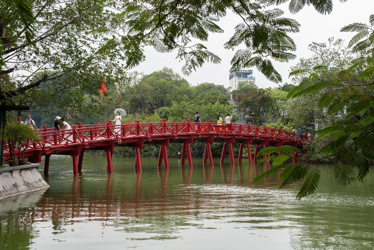 Bạn có thể ghé thăm cầu Thê Húc vào sáng sớm khi trời còn chưa quá nắng